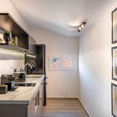 Grouzi Residences Апартаменты