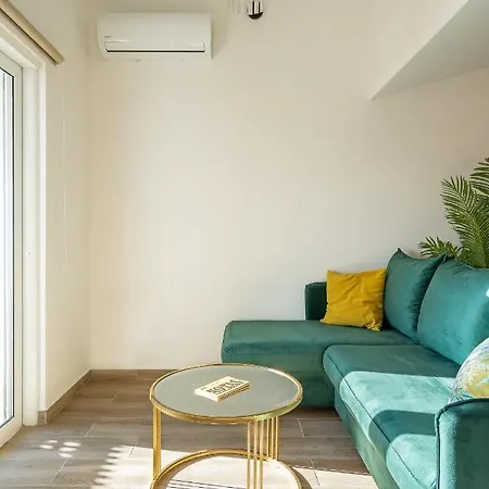 Апартаменты Grouzi Residences